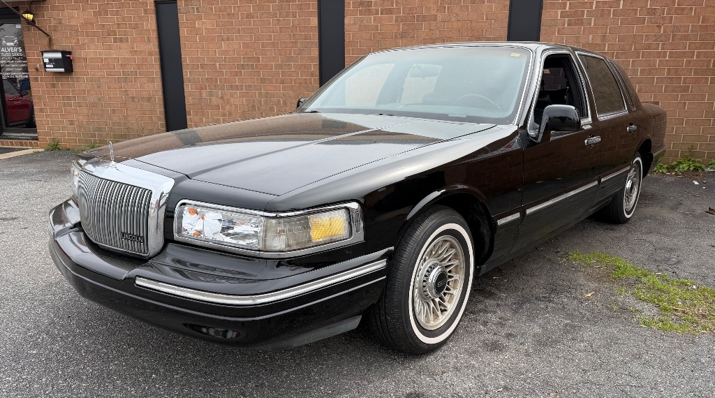 1995 Lincoln Town Car's photo