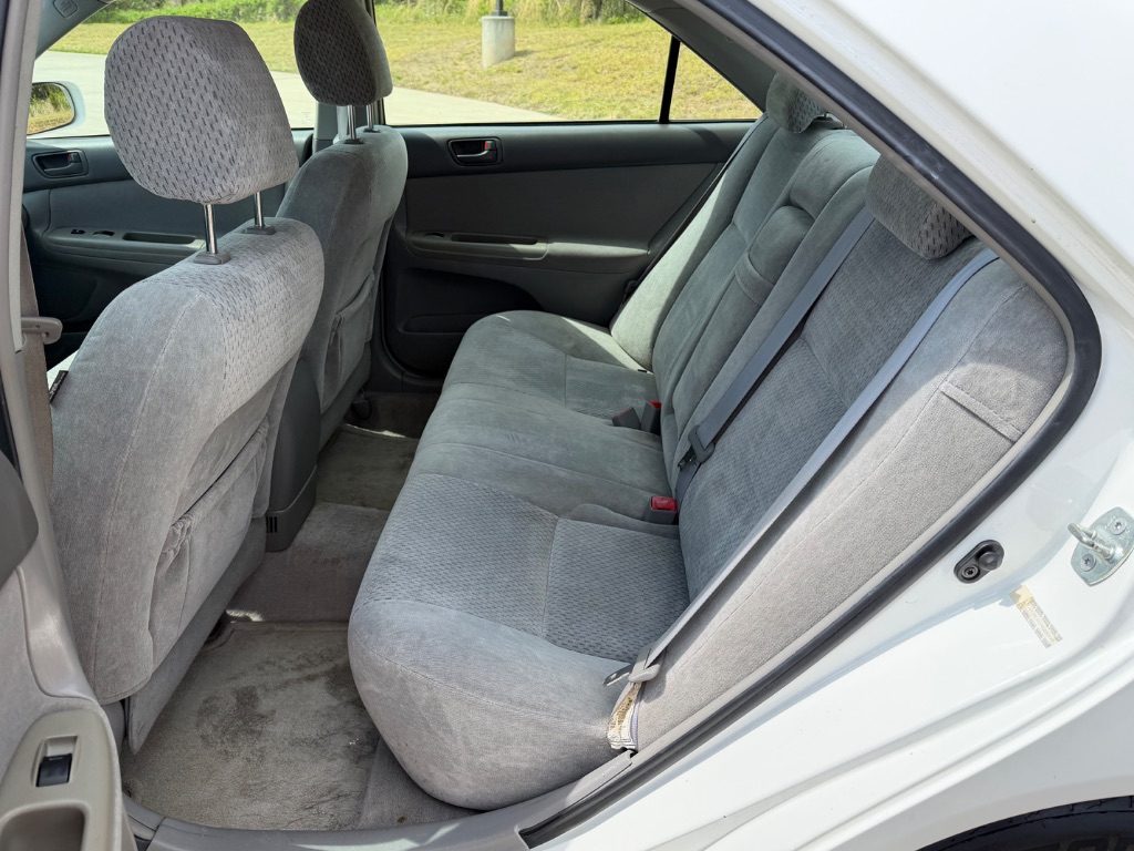 2004 Toyota Camry LE - Photo 18