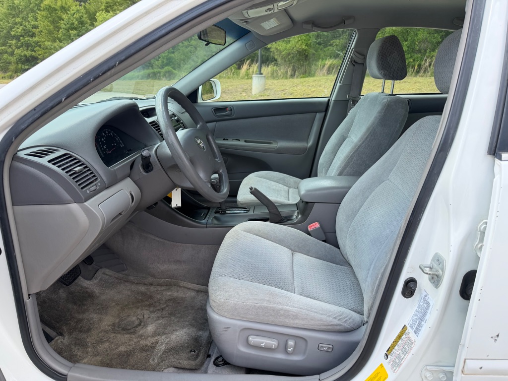 2004 Toyota Camry LE - Photo 11