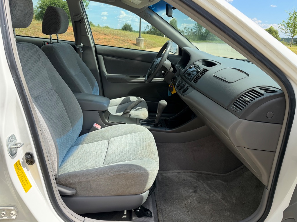 2004 Toyota Camry LE - Photo 16