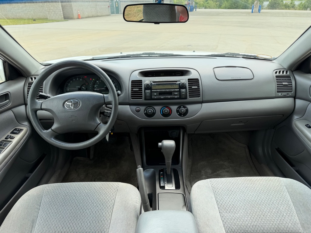2004 Toyota Camry LE - Photo 12