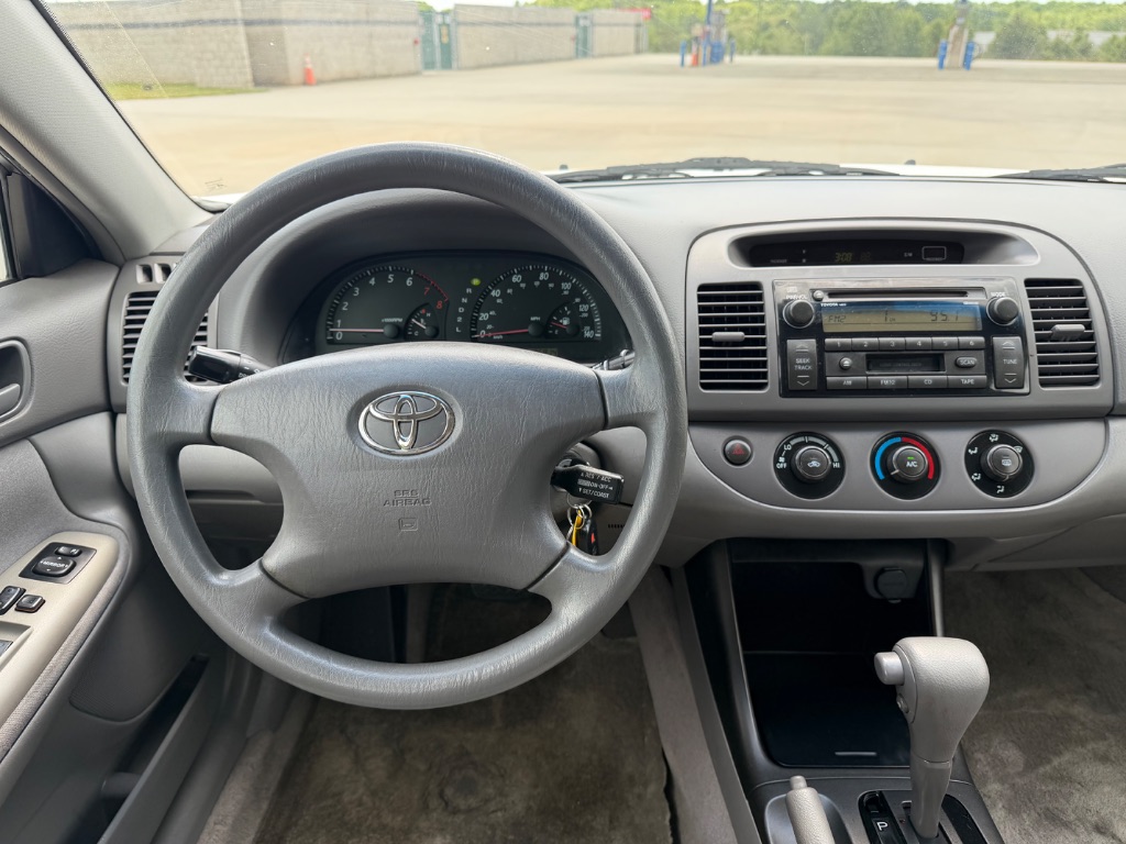 2004 Toyota Camry LE - Photo 13