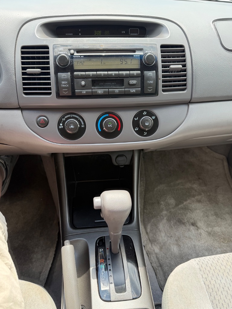 2004 Toyota Camry LE - Photo 15