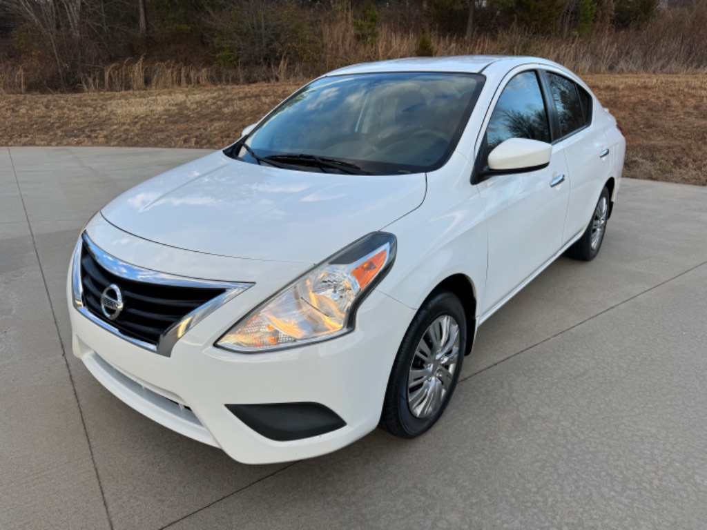 2016 Nissan Versa Sedan SV's photo