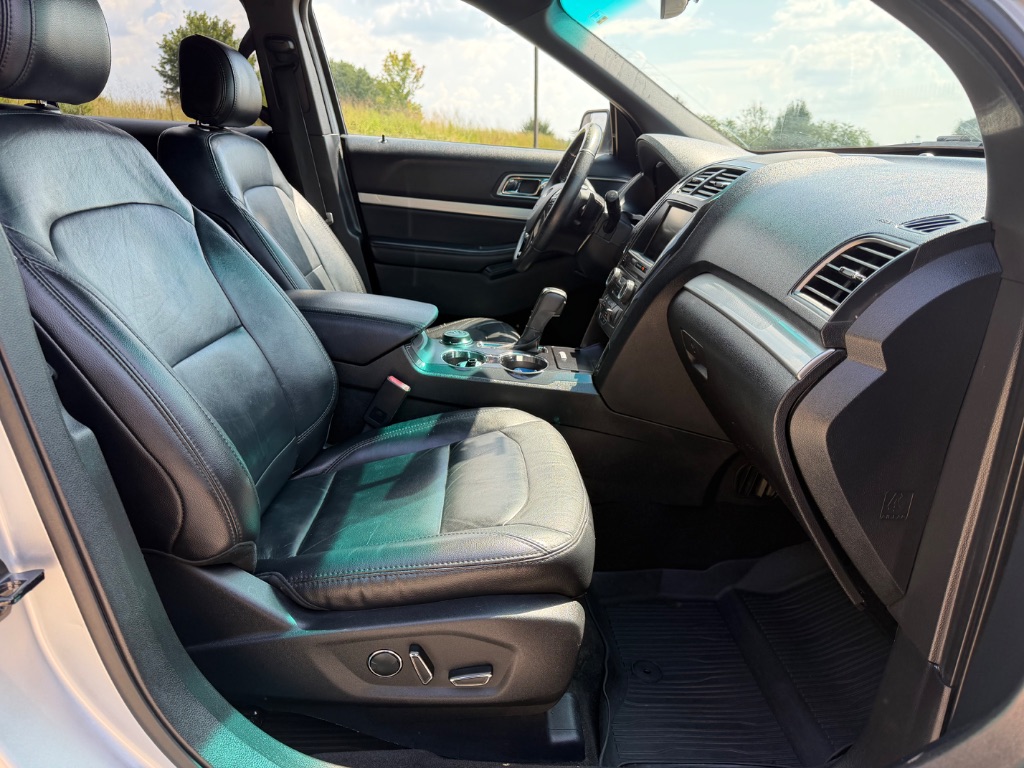 2016 Ford Explorer XLT - Photo 16